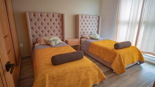 En eller flere senge i et værelse på Shanarani Apartament