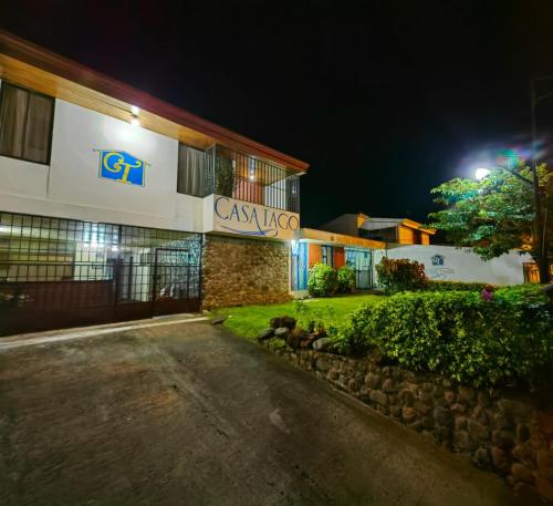 Un edificio con un cartel en el costado. en Hotel Casa Tago, en Alajuela