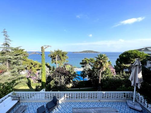 Výhled na bazén z ubytování Waterfront Historical Mansion at Prince Islands, Istanbul nebo okolí