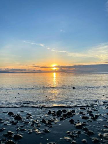 a sunset on a beach with the sun setting at Terrazas del Golfo in La Palma