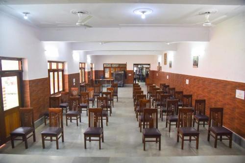 a room with a bunch of chairs and tables at Hotel Goverdhan - Walking to Raja Ki Mandi Railway and 3km from ISBT in Agra