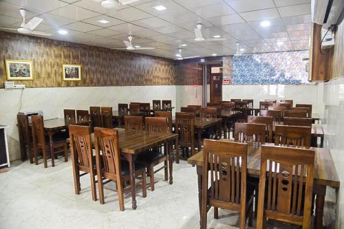 Nhà hàng/khu ăn uống khác tại Goverdhan Hotel - Close to Railway Station and Bus Stand