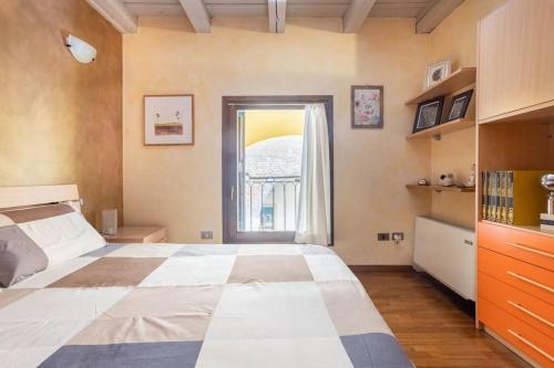 een slaapkamer met een groot bed en een raam bij Residence dei Frutti in pieno centro - Il Gelso in Padua
