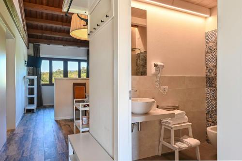 La salle de bains est pourvue d'un lavabo et d'un miroir. dans l'établissement Casa Lidia, à Breganze