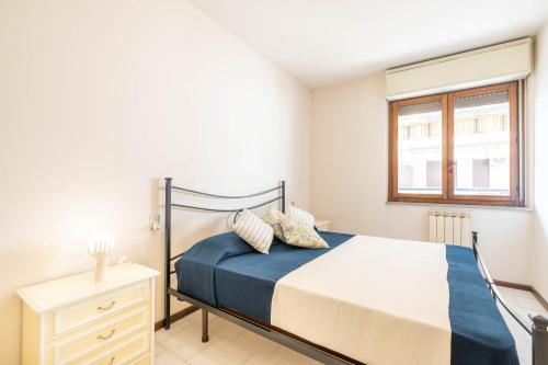 1 dormitorio con cama y ventana en Iris-Silvi Vacanza, en Silvi Marina