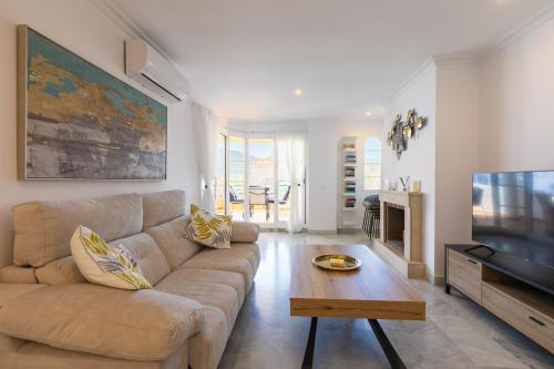 Great views, large terrace & walking distance