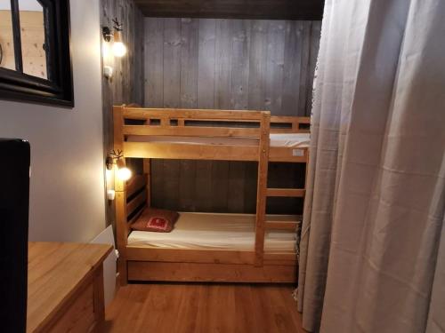 Pokój z 2 łóżkami piętrowymi w pokoju w obiekcie Studio Les Gets, 1 pièce, 4 personnes - FR-1-598-34 w mieście Les Gets