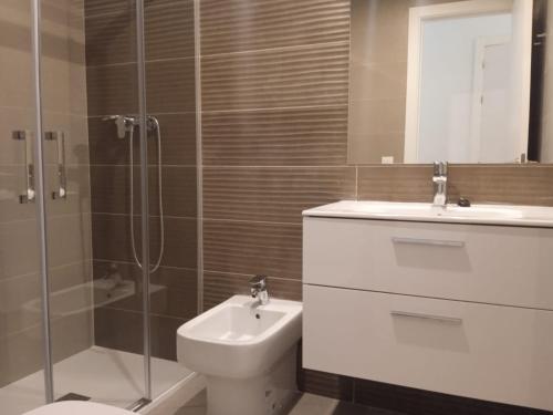Kylpyhuone majoituspaikassa LANUZA - Apartamentos Down Town Málaga Centro