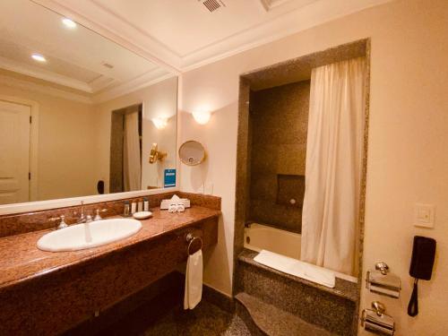 a bathroom with a sink and a mirror at Quinta Ed&eacute;n Villahermosa in Villahermosa