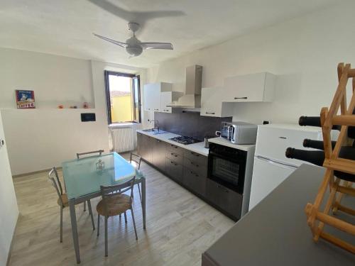 a kitchen with a table and a counter top at Terrazza Arcius in Moncalvo