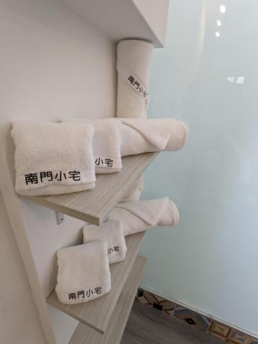 a bunch of towels on a shelf in a room at 南門小宅 Southgate Dwell in Hengchun South Gate