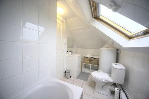 uma casa de banho branca com um WC e um lavatório em BEST KEYS - Mon Rêve Centre Ville Sens - Netflix em Sens