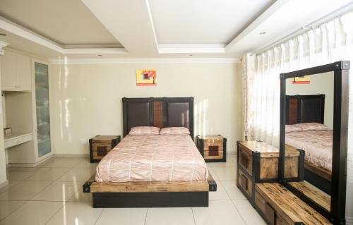 Säng eller sängar i ett rum på Opulence Lodge, Pretoria, South Africa