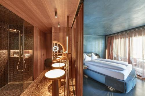 una camera con letto e doccia e un bagno di Sonne Seehotel a Eich