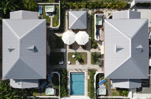 an overhead view of a house with a pool at Hôtel Guadeloupe Palm Suites in Saint-François