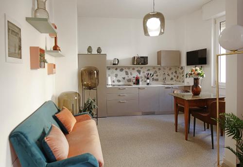 a living room with a couch and a table and a kitchen at Romantic Verona in Verona