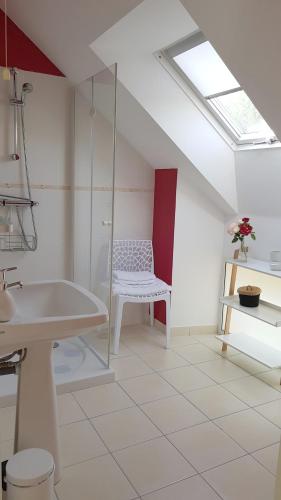 uma casa de banho com um lavatório, um banco e uma clarabóia em BELLE VISNONIA B&B gluten free & traditional em Béganne