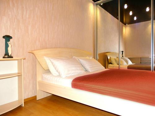 Säng eller sängar i ett rum på Inndays Apartments Kaluzhskoe Shosse