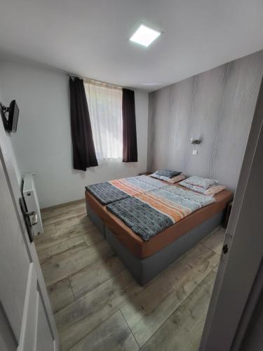 Postel nebo postele na pokoji v ubytování Marika Apartman Sopron