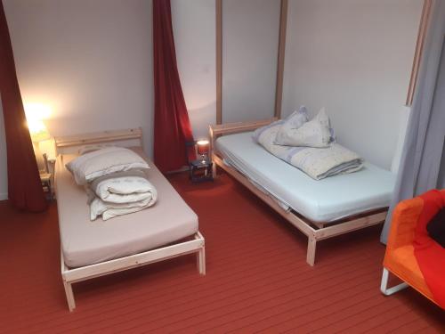 安特衛普的住宿－Casa di Cynthia，一间设有两张床铺和毛巾的房间