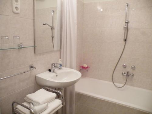 y baño con lavamanos, ducha y lavamanos. en Apartment Buda Budapest, en Budapest