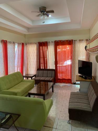 a living room with a couch and a tv at Beach house Matapalo Santa Cruz in Matapalo