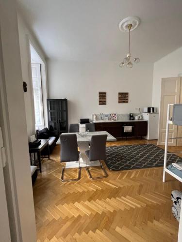 Love, Peace & Easy Living Apartment