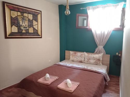 - une chambre avec un lit et 2 serviettes dans l'établissement Elegant apartment, à Thessalonique