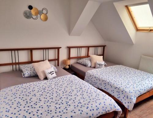 Ένα ή περισσότερα κρεβάτια σε δωμάτιο στο Penzion ORION