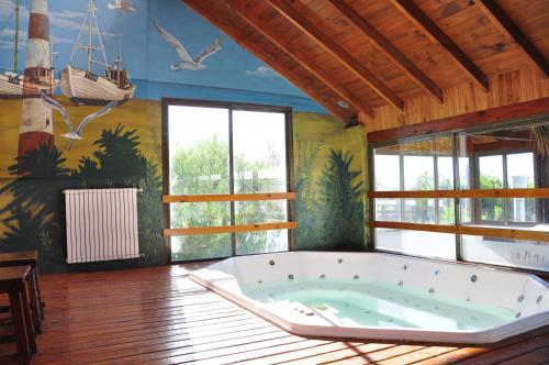 ビージャ・ヘセルにあるAlfil Hotelの窓のある部屋にある大きな浴槽