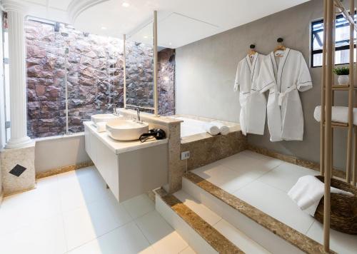 A bathroom at HM Hotel