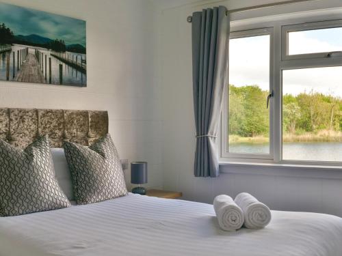 een slaapkamer met een bed met twee handdoeken erop bij Lodge 12 - Hideaway 1 in Perth