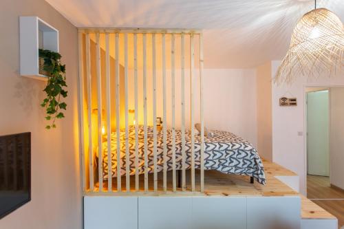 - une chambre avec un lit pliant dans l'établissement l'Estrade d'Amiens - Studio Atypique et de Standing avec Parking, à Amiens