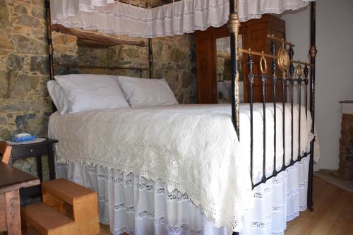 Ένα ή περισσότερα κρεβάτια σε δωμάτιο στο Konatzin tou Massou by Raise