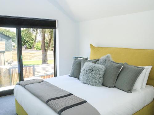 ドーリッシュにあるSail Loftのベッドルーム1室(枕付きのベッド1台、窓付)