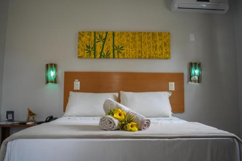 um quarto com uma cama com flores em Pousada Corumbau em Corumbau