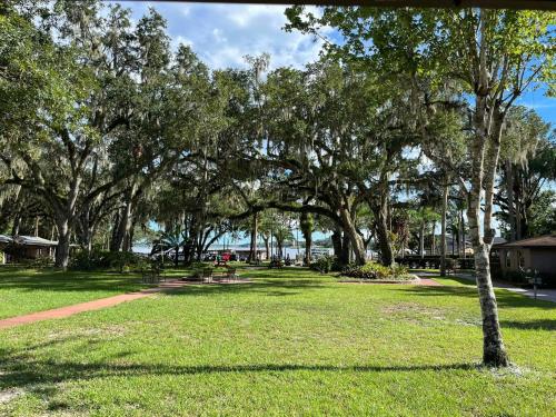 Fotografie z fotogalerie ubytování Tropical Marina & Resort on Lake Beresford v destinaci De Land