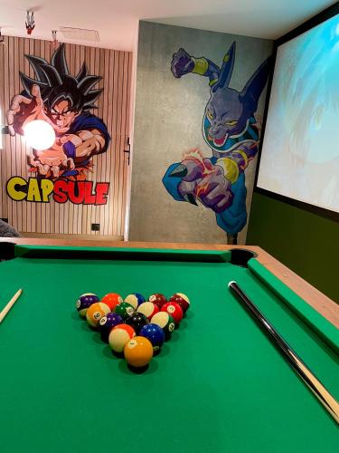 Meja biliard di Capsule Manga - Jacuzzi - Billard - Nintendo Switch - Netflix