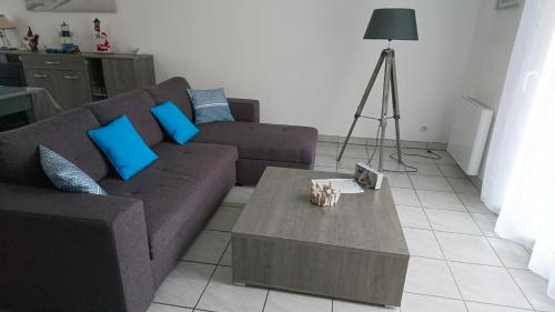 un soggiorno con divano marrone e tavolino da caffè di Plaisir en baie a Saint-Blimont