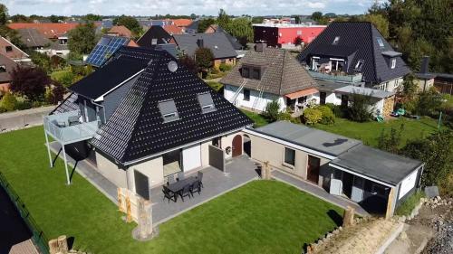 an aerial view of a house at Deine MEERZeit in Büsum