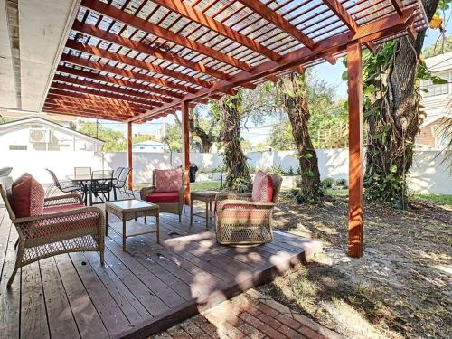 Posezení v ubytování STEPS FROM THE BEACH, BEST LOCATION, 2 BDRM 2 BTH