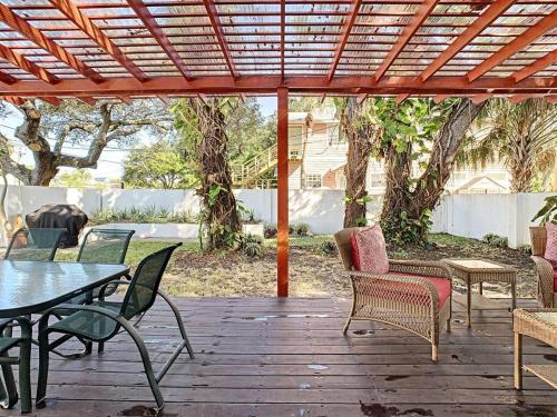 Zahrada ubytování STEPS FROM THE BEACH, BEST LOCATION, 2 BDRM 2 BTH