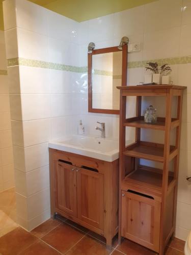 une salle de bain avec un lavabo et un miroir dans l'établissement Chambre d'hôte 