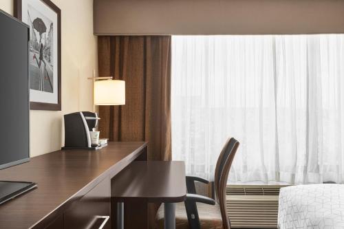 Televisyen dan/atau pusat hiburan di Holiday Inn Boston - Cambridge Area by IHG