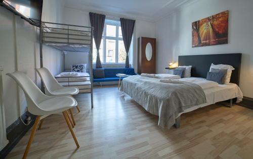 哥本哈根的住宿－阿邁厄島酒店，一间卧室配有一张床和一张双层床。