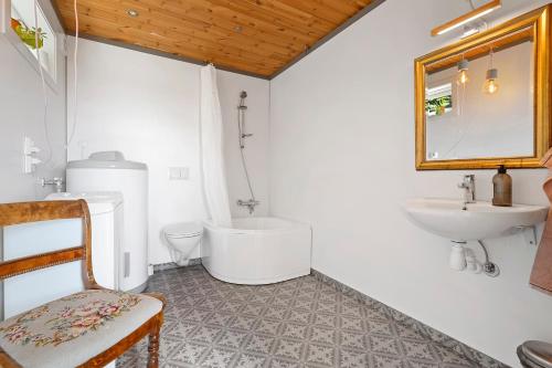 a bathroom with a tub and a sink and a toilet at Kragerø hytte havsutsikt in Kragerø