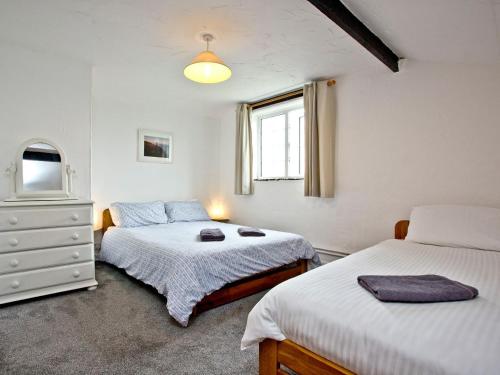 1 dormitorio con 2 camas, vestidor y ventana en Granary - Uk31175 en Saint Martin