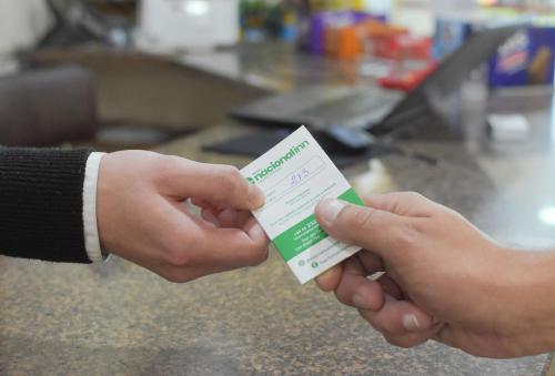 two people holding a credit card in their hands at Hotel Nacional Inn Foz do Iguaçu in Foz do Iguaçu
