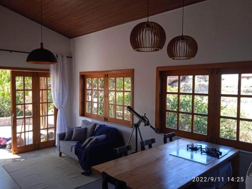 伊加圖的住宿－A Casa Azul - Igatu，客厅配有桌子、沙发和窗户。