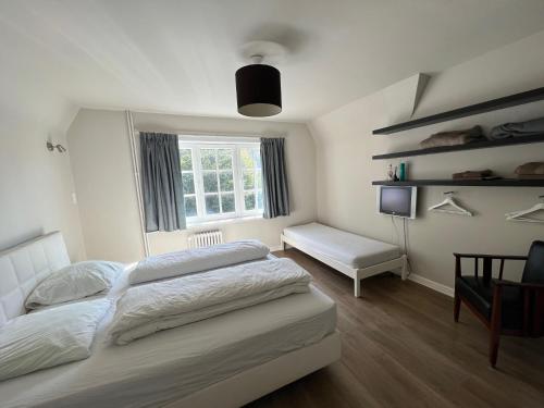 um quarto com 2 camas e uma janela em Le Coin Vert em Bruges